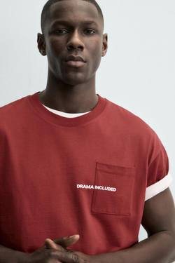 ZARA ФУТБОЛКА С НАГРУДНЫМ КАРМАНОМ И НАДПИСЬЮ, МЯГКИЙ КРАСНЫЙ