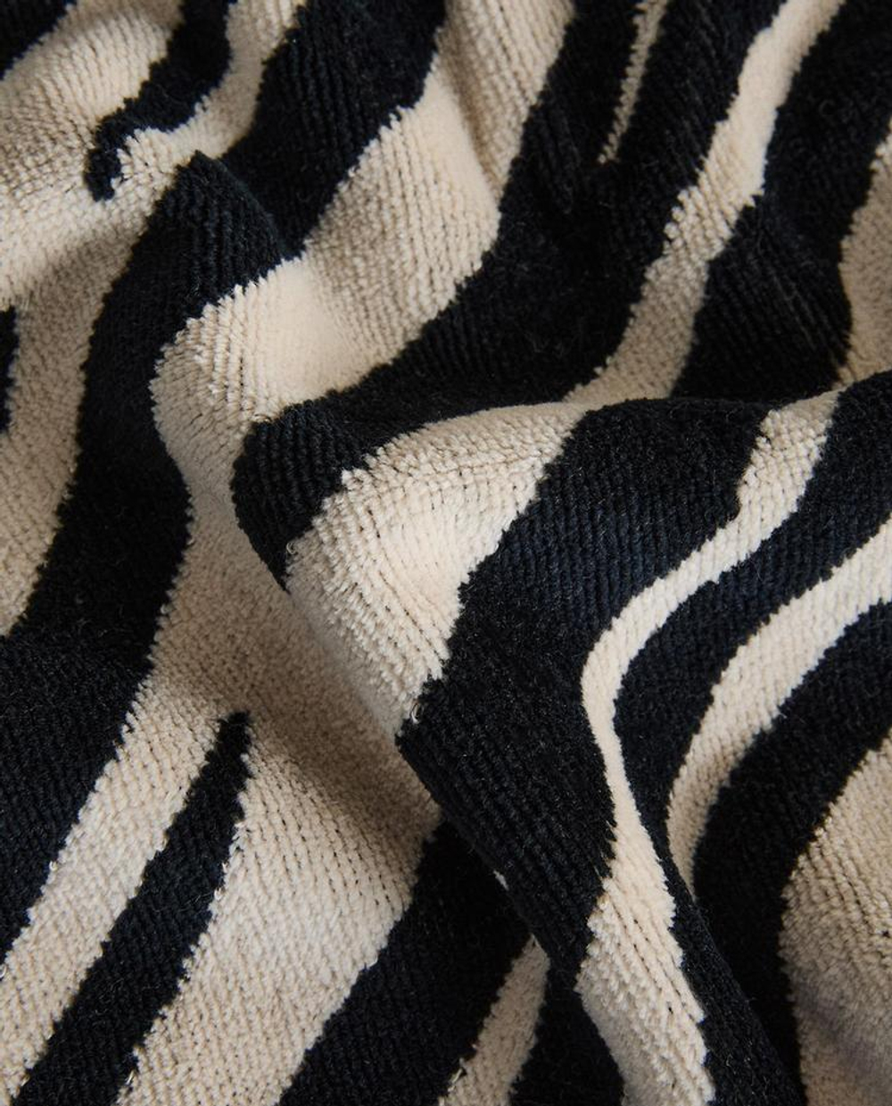 ZARA HOME БАННОЕ ПОЛОТЕНЦЕ ИЗ ВЕЛЮРА С АНИМАЛИСТИЧЕСКИМ ПРИНТОМ, ПЕСОЧНЫЙ/ЧЕРНЫЙ