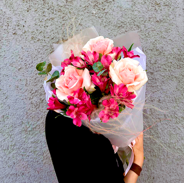 Стильный нежный букет французские розы, альстромерия и эвкалипт