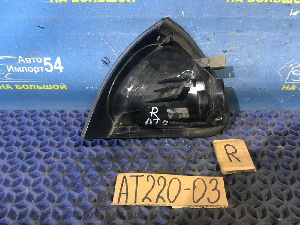 Габарит правый TOYOTA AVENSIS 1999