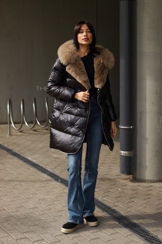 Удлиненный пуховик с декоративной молнией и капюшоном с мехом