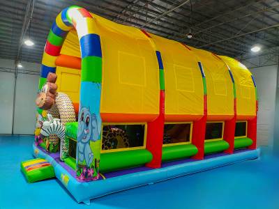 Надувной батут «Зверята с крышей» с горкой и скалодромом, 10х6х6 м