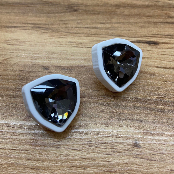 Серьги-гвоздики Fashion кристалл серый в оправе треугольник округлый пластик цвет белый