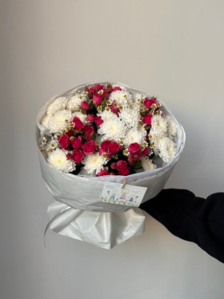 Букет из кустовой пионовидной розы, хризантемы и ромашки