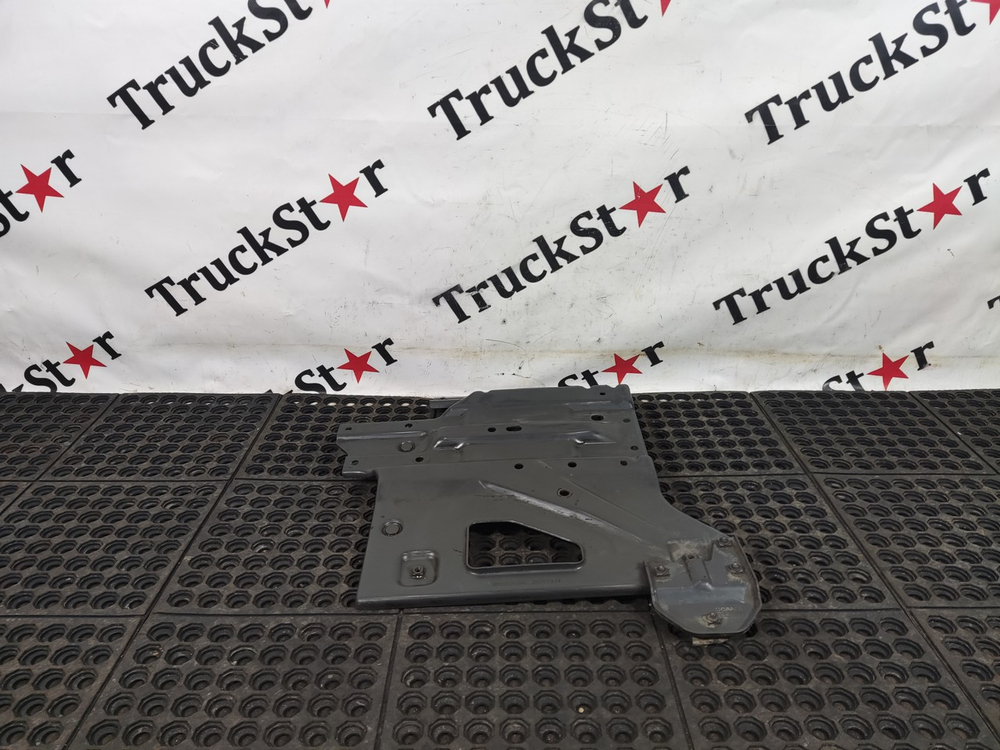 Кронштейн брызговика правого 2020г