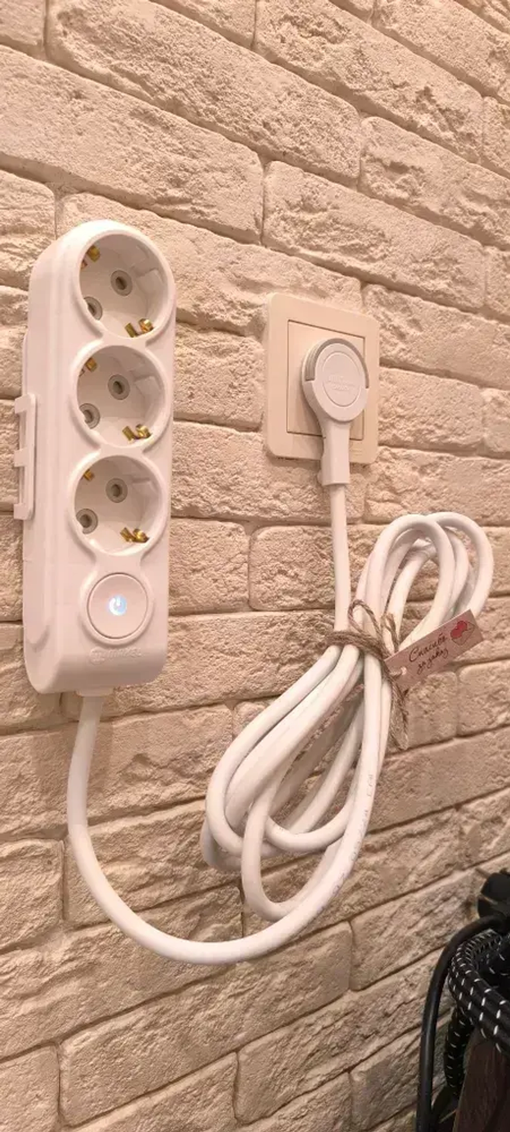 Удлинитель сетевой электрический 1,5 метра с выкл, заземлением и защитными шторкамис плоской потайной вилкой невидимкой