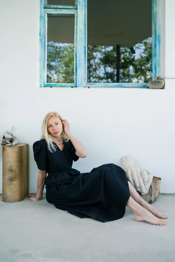 Платье с V-вырезом и поясом-баской из черной крапивы