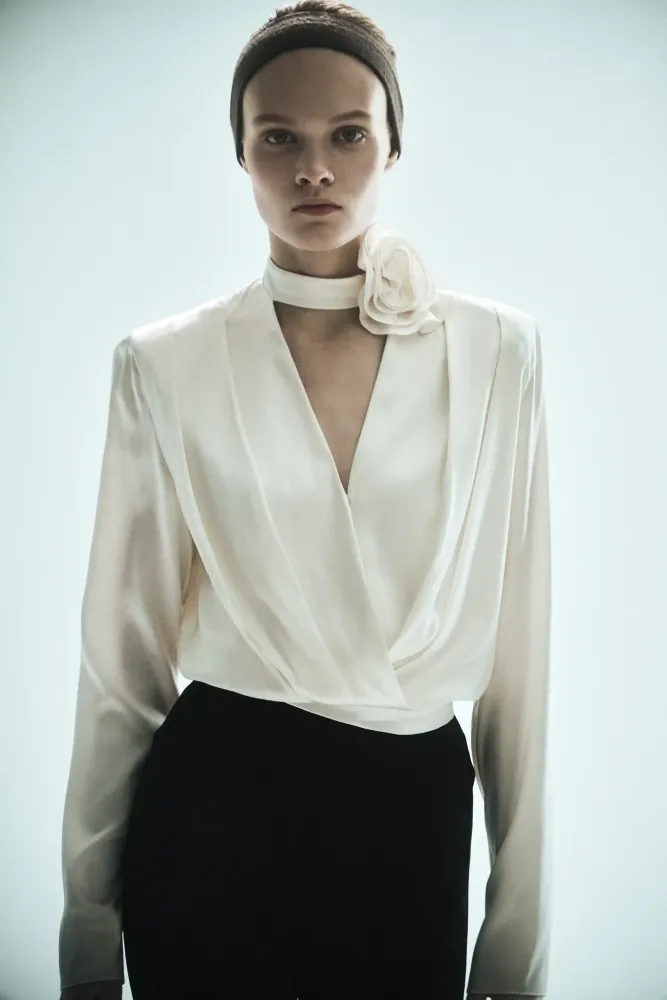 Jasmine top, топ с длинным рукавом и чокером из молочного атласа