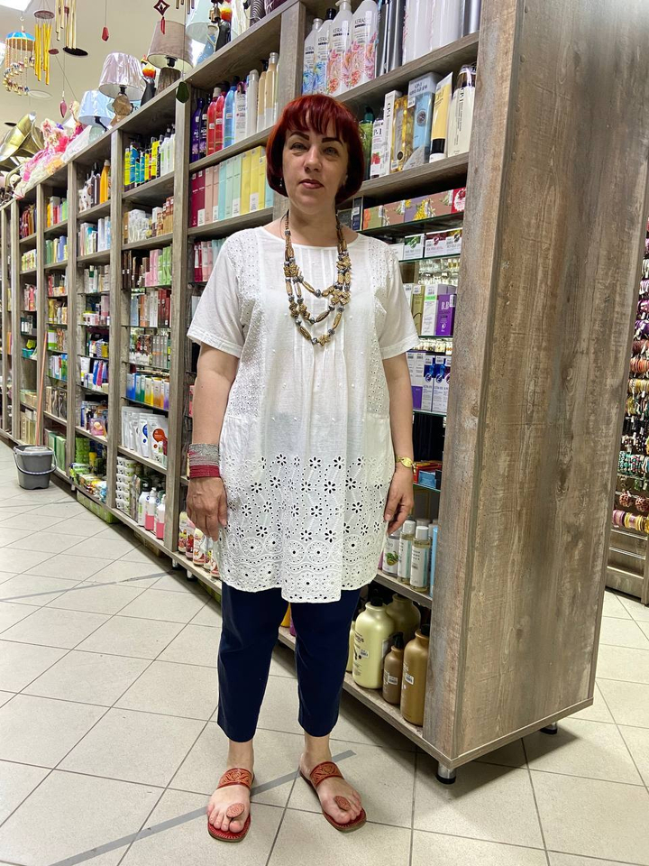 Блузка GANG с вышивкой цветочки по бокам и на подоле сзади на пуговке, цвет белый хлопок 100%