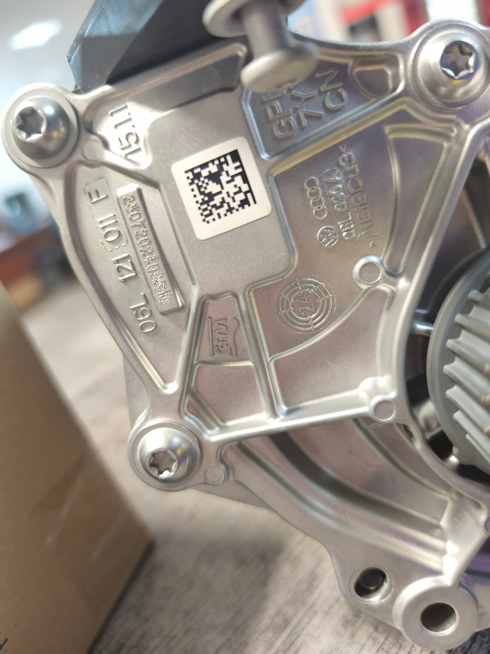 Помпа в сборе с термостатом GEN 3 1.8-2.0T