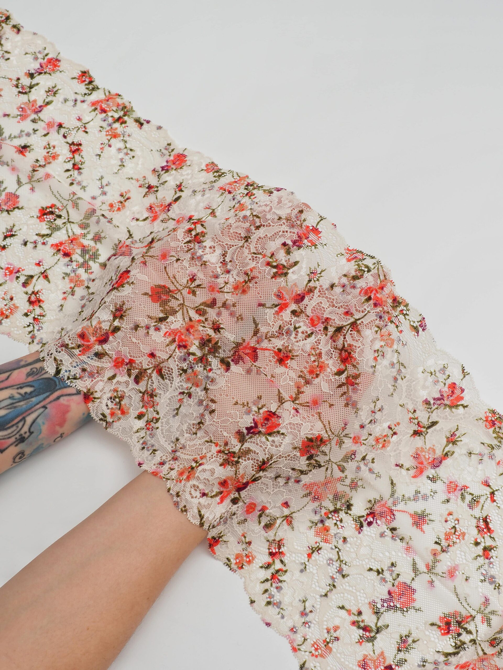 Эластичное кружево кремово-розовое с мультиколор ширина 22 см НОВОЕ