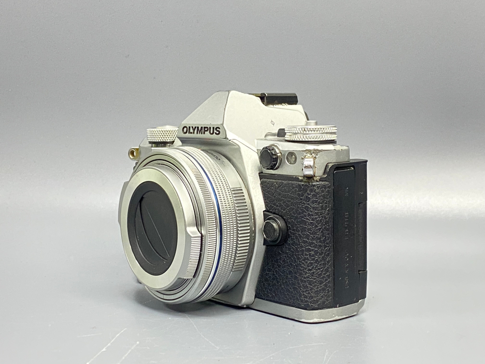 Olympus OM-D E-M5 Mark II kit 14-42mm 21700 кадров