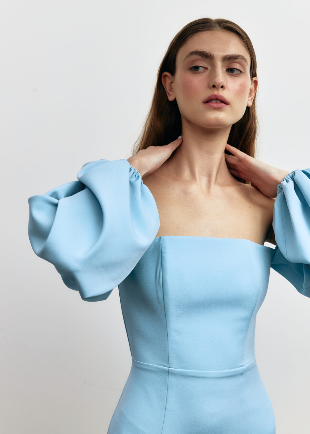 Голубое платье с открытыми плечами