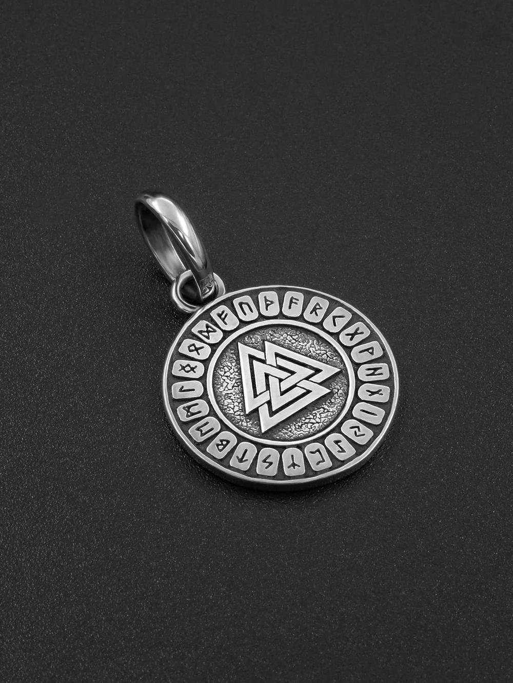 Кулон из серебра Валькнут