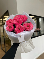 Авторский букет моно из розы яркого оттенка