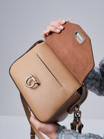 Сумка кожаная через плечо нюдовая