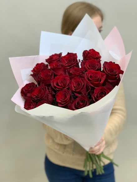 Букет 19 красных роз Эквадор 70см в пленке