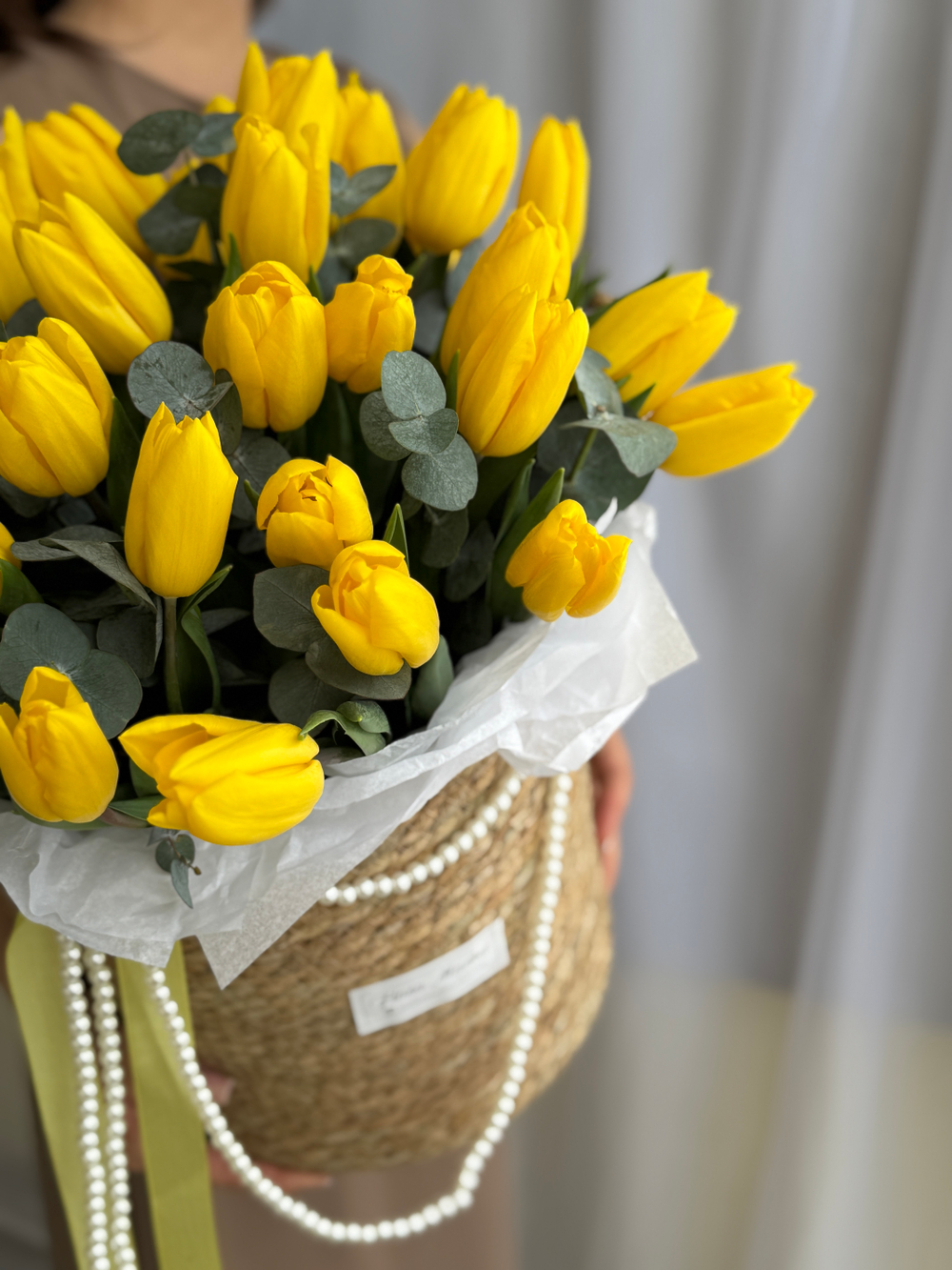 Роскошные желтые тюльпаны и благородный эвкалипт в стильной корзине от Флора Маркет