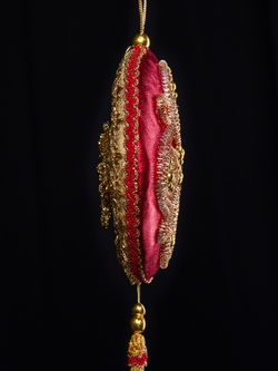 Елочная игрушка Медальон с кисточкой 13x20см ChristmasDeLuxe красный с золотом