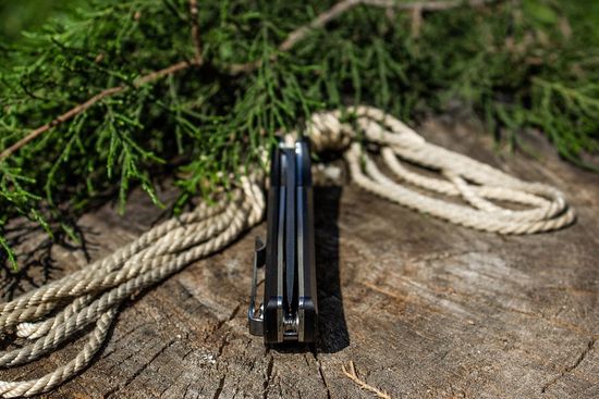 Складной нож Ruike Hussar P121 черный c клинком из стали Sandvik™ 14C28N, рукоять G10