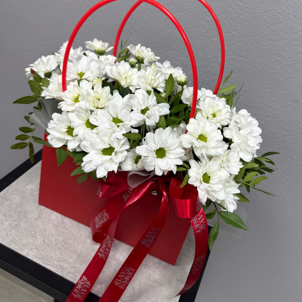 Композиция из хризантем в сумочке