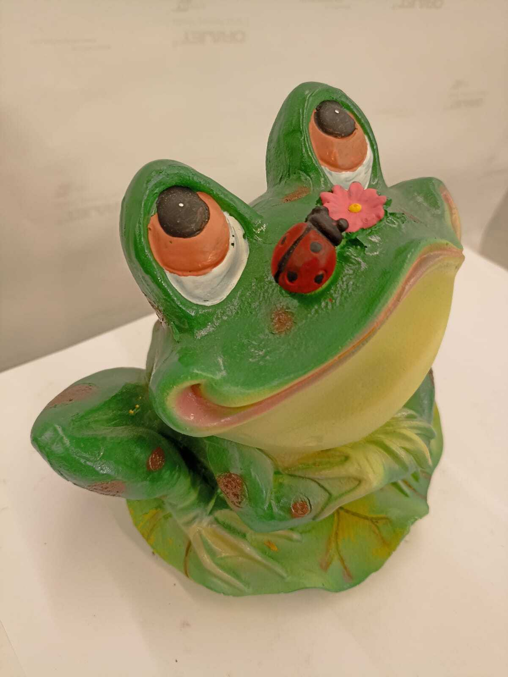 Лягушка с божьей коровкой