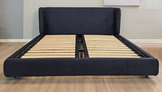 Двуспальная кровать с широким изголовьем Reeves