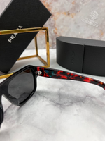 Солнечные очки Prada