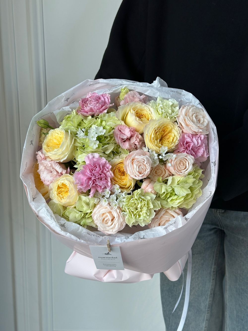 Букет сборный из кустовых пионовидных роз, гортензии, диантусов и лизиантуса