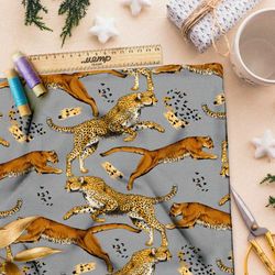 Ткань кулирная гладь бегущие львицы и гепарды на сером фоне