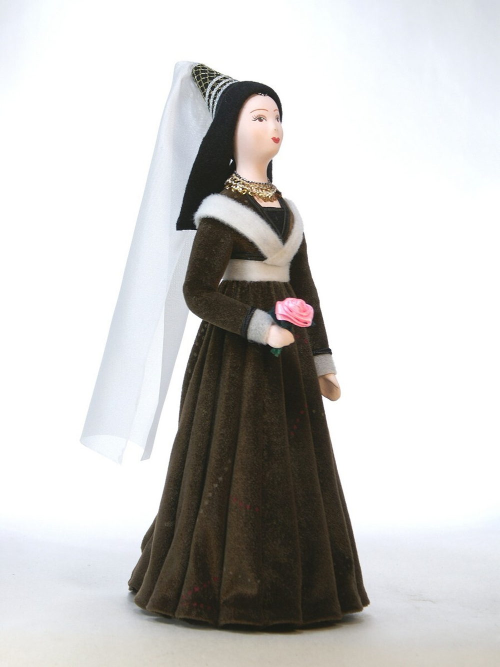 Кукла коллекционная в праздничном костюме дворянки из Бургундии