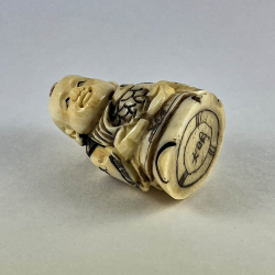 Статуэтка нэцкэ Мальчик с рыбой