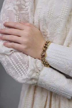 Браслет плоская цепь с персиковым кристаллом Swarovski, оттенок золото