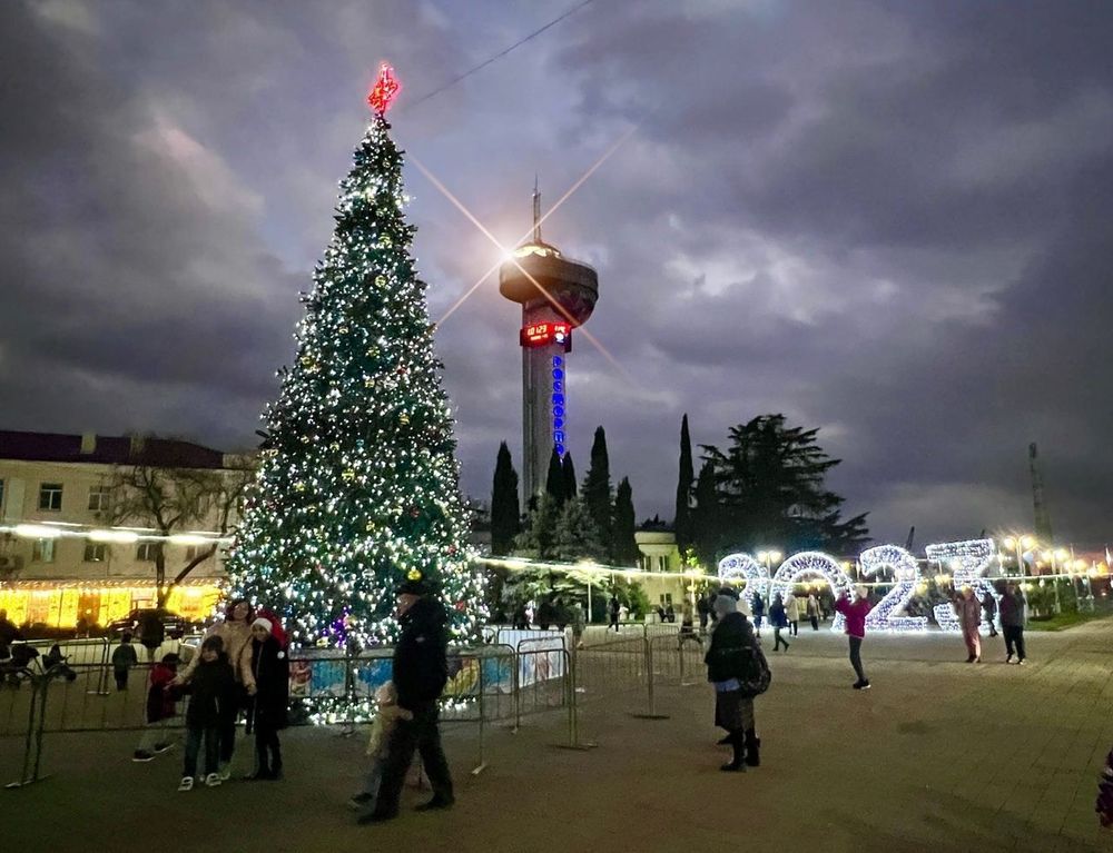 Светодинамическая елка каркасная - встроенная гирлянда: холодный свет - "Уральская" 10 м