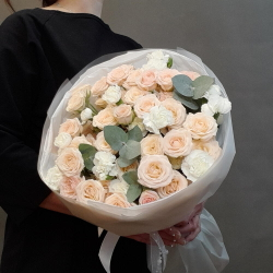 Нежный букет из кустовых роз и ароматного диантуса