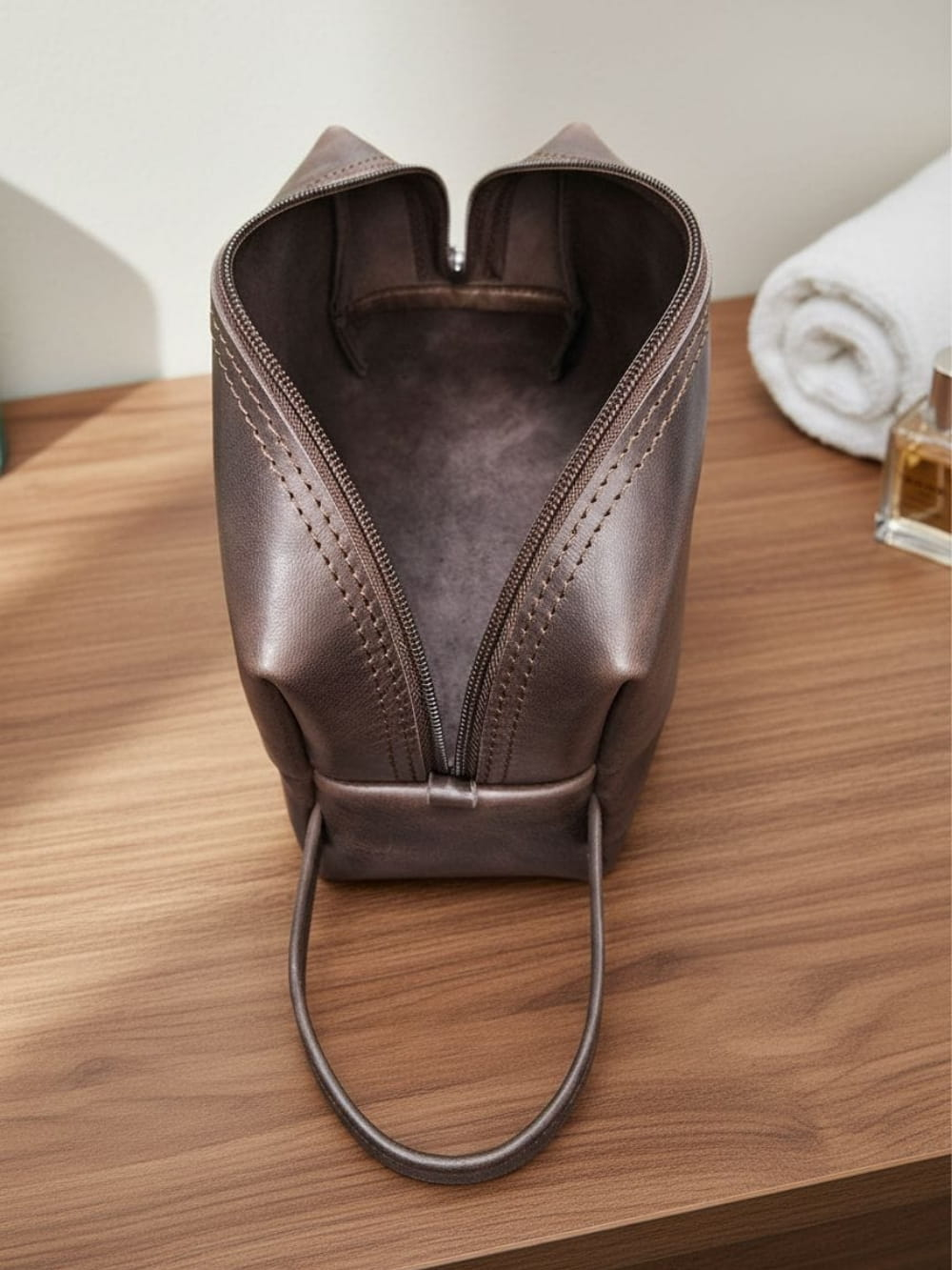 Фотография сумки ручной работы из натуральной кожи в открытом виде тёмно-коричневый несессер дорожная сумка