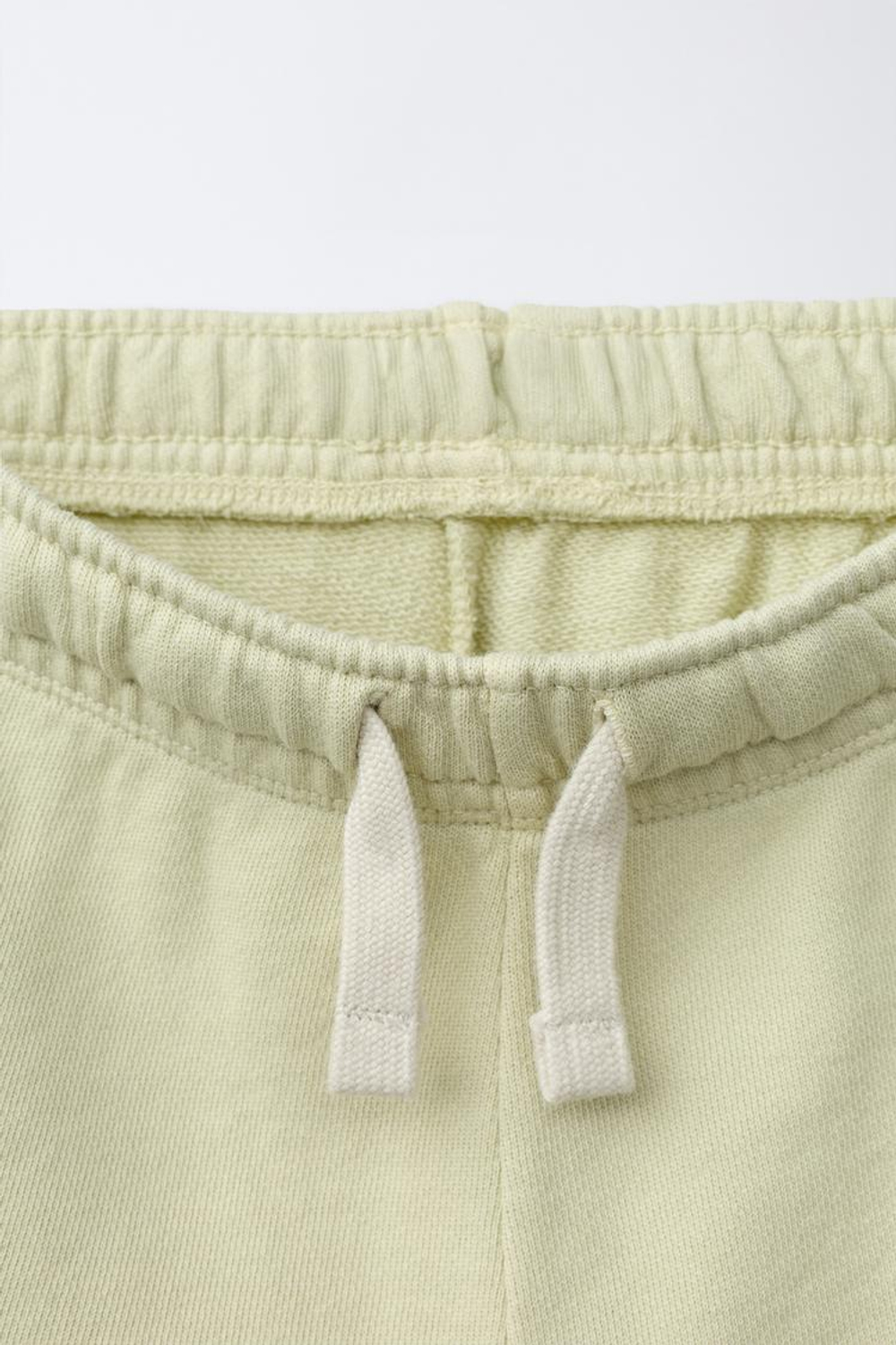 ZARA ШОРТЫ ИЗ МЯГКОЙ ТКАНИ С НАДПИСЬЮ, ЛИНЯЛЫЙ ЗЕЛЕНЫЙ