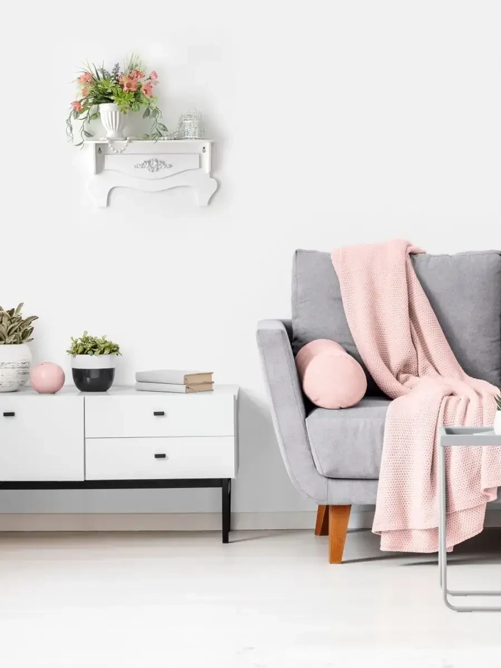 Полка-комодик с лепниной.