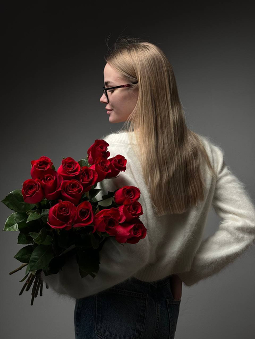 Букет из 15 красных роз под ленту