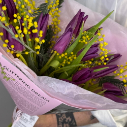 «Весна в Версале» букет из тюльпанов и мимозы