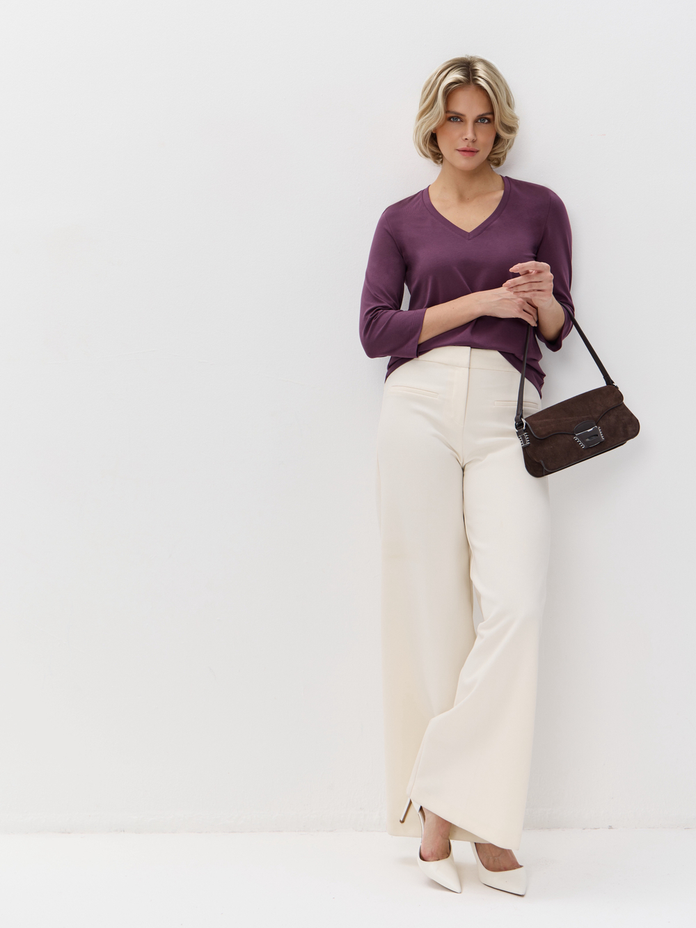 Свободный лонгслив с V-вырезом и рукавом 3/4