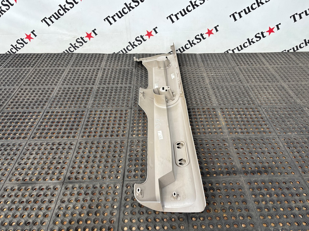 Облицовка (дефект) коробки хранения правая 2018г