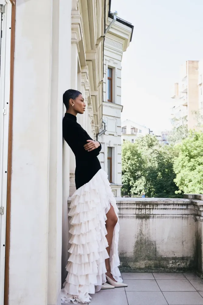 Stella, платье миди из черного бархата и юбкой с воланами из молочного шифона