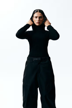 H&M Шерстяная футболка с капюшоном, черный