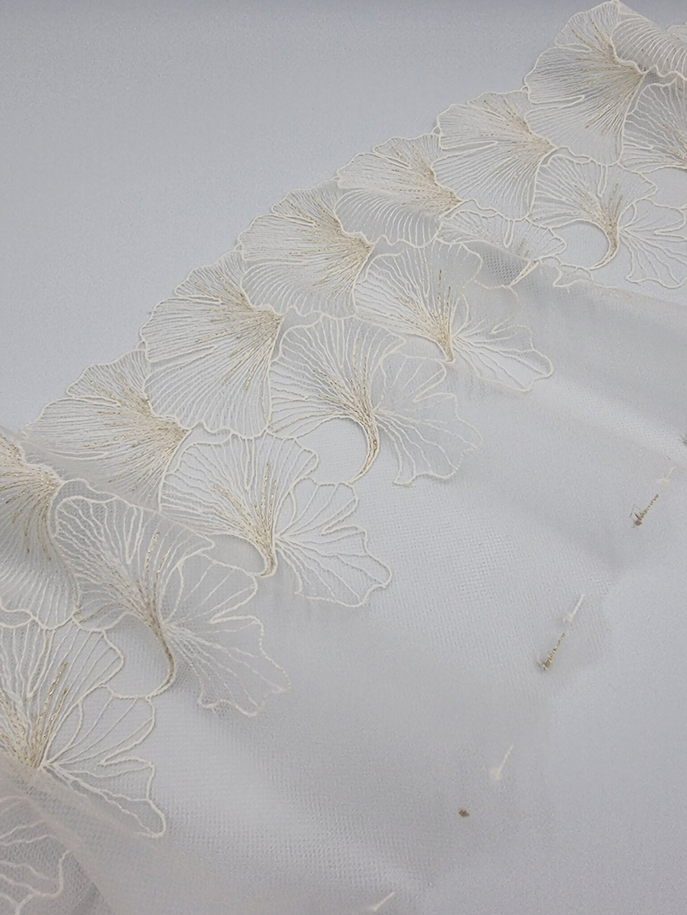 Вышивка на сетке кремовый/золото К737 правая