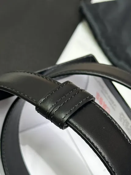 Ремень Saint Laurent с пряжкой CHARNIERE из гладкой кожи, чёрный