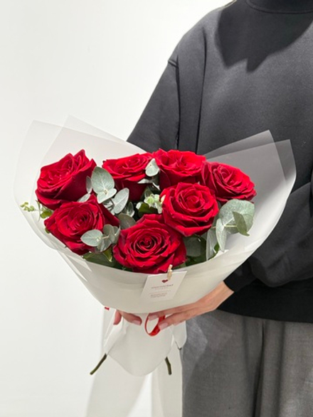 Моно букет из одноголовой розы и эвкалипта