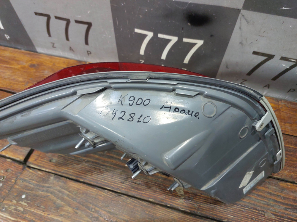 Фонарь зaдний пpавый с дефектом Kia K900 2 18-22 Б/У Оригинал 92402J6000