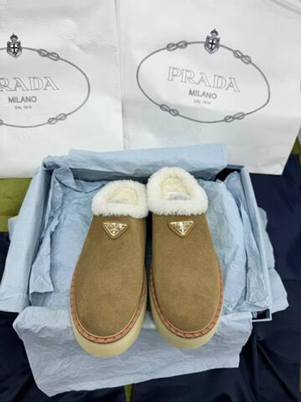 Мюли Prada Mule женские замшевые с мехом в коричневом цвете