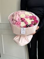 Сборный букет из гортензии, кустовых пионовидных роз, хризантемы и диантусов